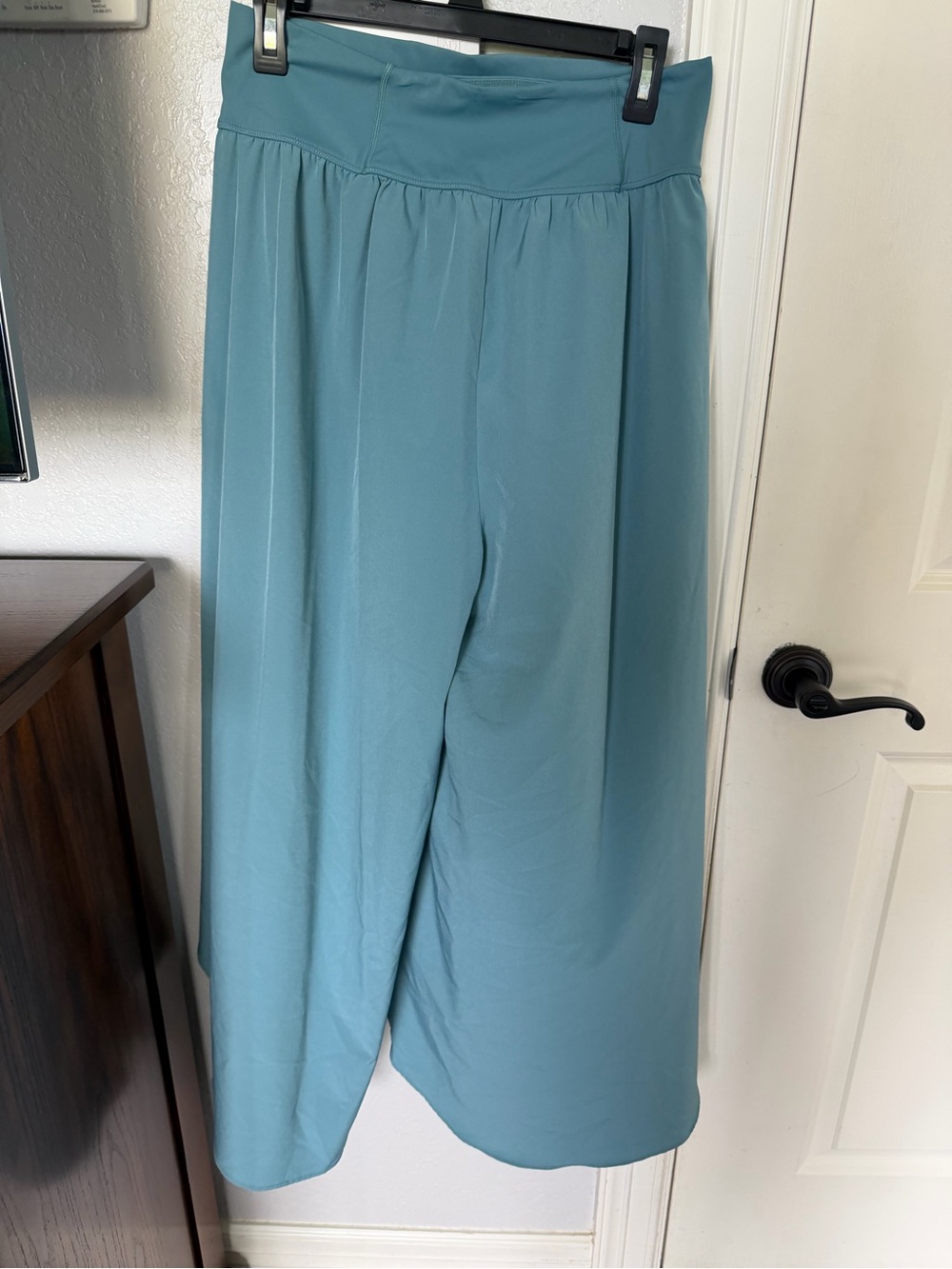 HALARA Women's flowy capri pant